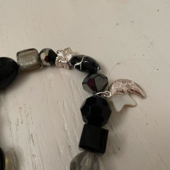 8” Silver tone beaded stretch bracelet w/quartz like, glass, and acrylic beads - Picture 3 of 11